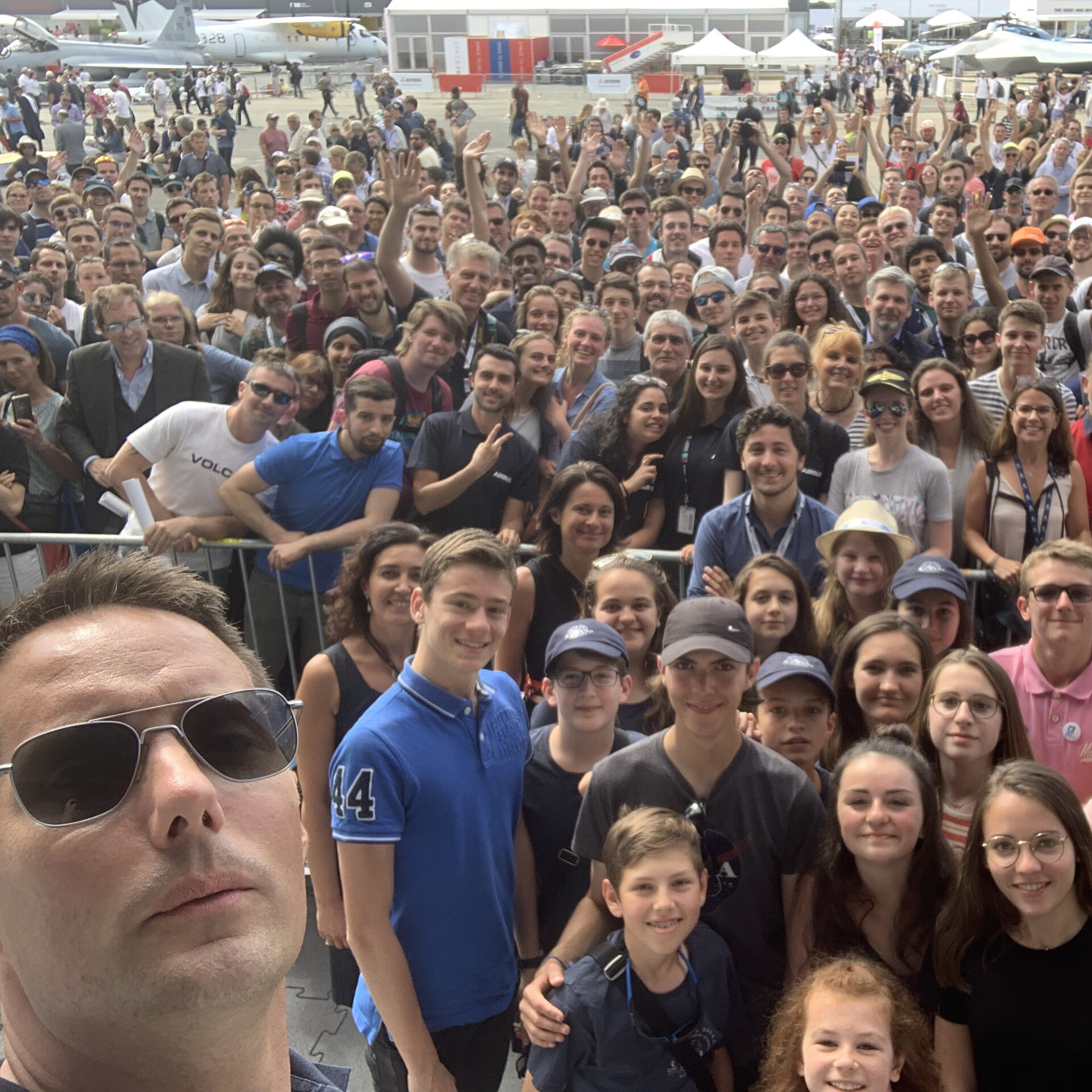 Selfie de Thomas Pesquet avec le public du Salon du Bourget le 21 juin 2019.