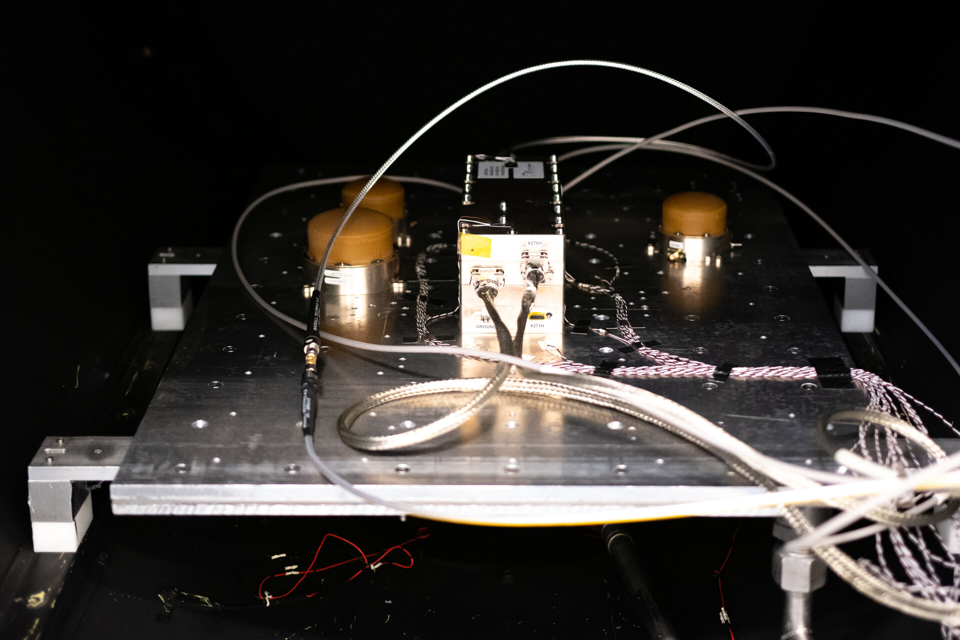 LaRa transponder with its three antennas inside chamber