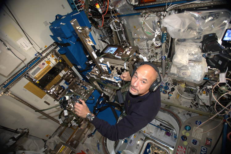 Luca performs GRIP experiment on the International Space Station 