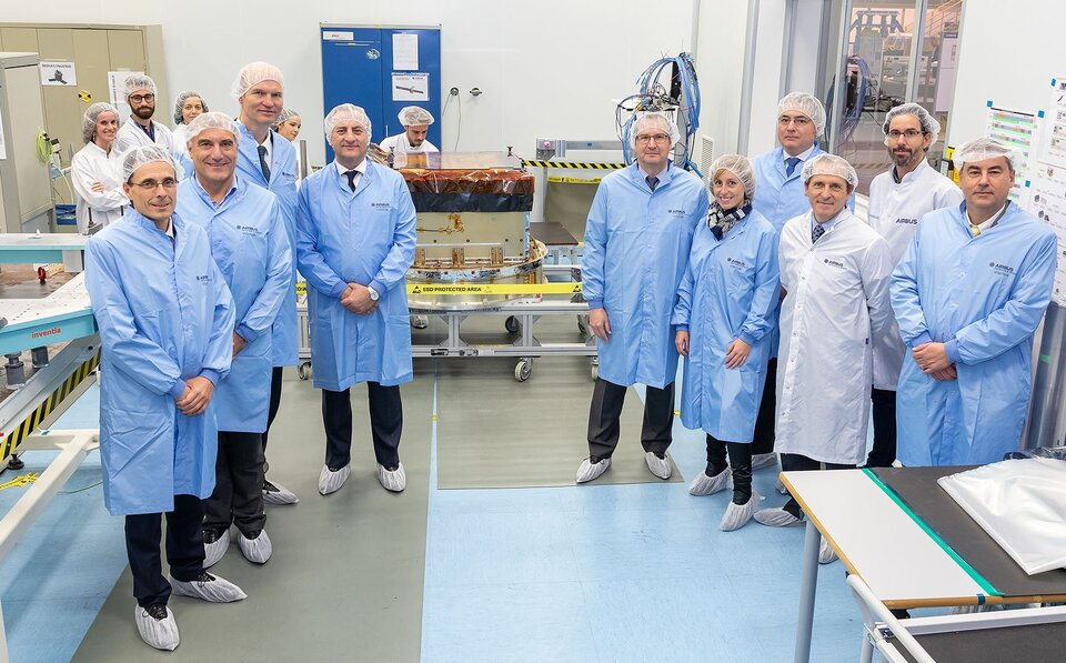 Representatives from Eutelsat, Airbus, the Spanish Centre for the Development of Industrial Technology and ESA with the Quantum active array antenna developed by Airbus Spain