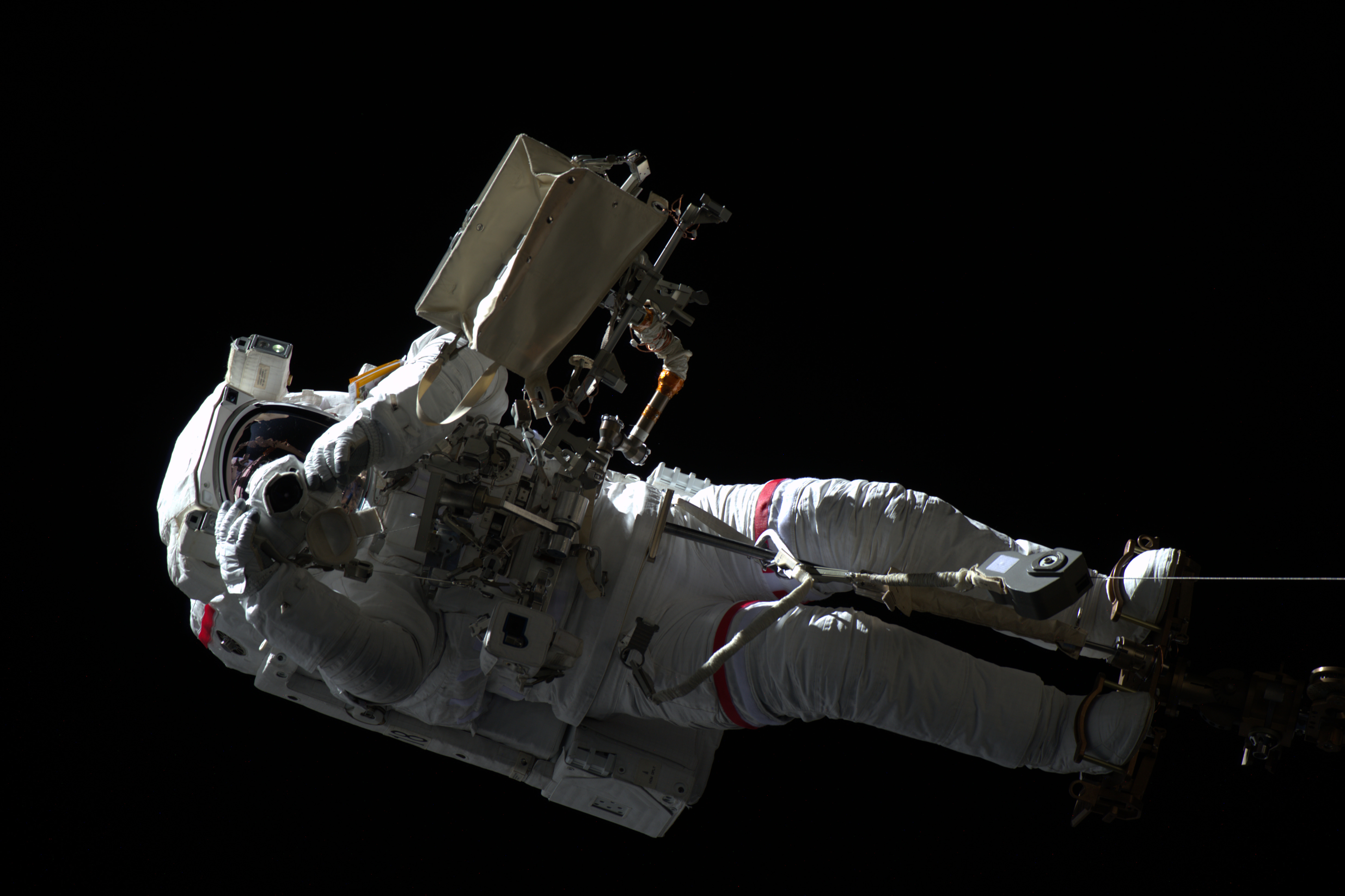 На каком космическом корабле полетел. Космос МКС космонавт в открытом космосе. Роскосмоса МКС. Космонавт Роскосмоса в открытом космосе. Космонавты на МКС.