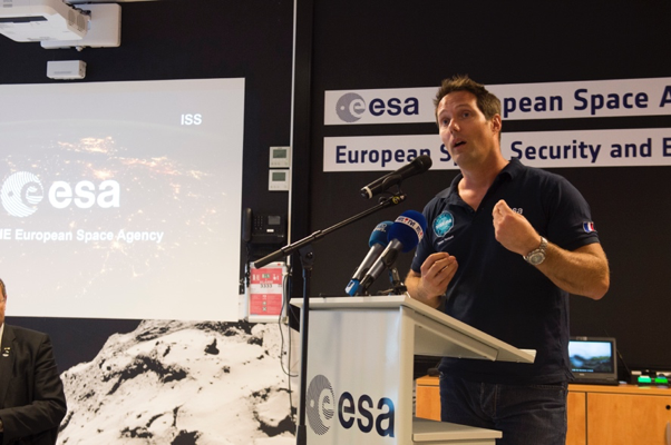 L'astronaute de l'ESA Thomas Pesquet évoque la cybersécurité lors d'une visite au Centre européen de sécurité et d'éducation spatiales de l'ESA en Belgique, à l'occasion du 50e anniversaire du Centre en 2018.