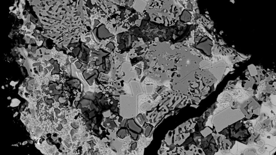 Moondust simulant undergoing oxygen extraction