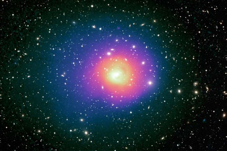 Le lumineux amas de galaxies Coma, proche et massif en rayons X (gaz diffus rose et bleu – XMM-Newton) et en optique (points de galaxie – Sloan Digital Sky Survey)