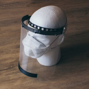 Assembled face shield ready-to-use together with a filtering mask