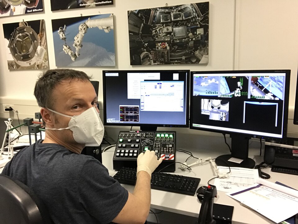 L’astronaute de l’ESA Matthias Maurer s’entraine aux opérations robotiques au moyen du laboratoire d’apprentissage aux habiletés dynamiques (DST) à l’EAC