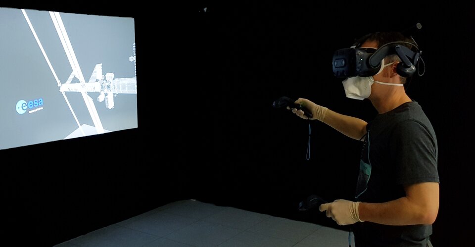 ESA-Astronaut Matthias Maurer trainiert mit dem von der ESA entwickelten Virtual-Reality-Lehrsystem JIVE 