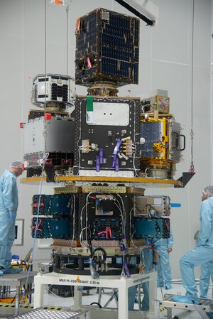Integration of the main deck and HEXA of the Small Spacecraft Mission Service (SSMS) dispenser