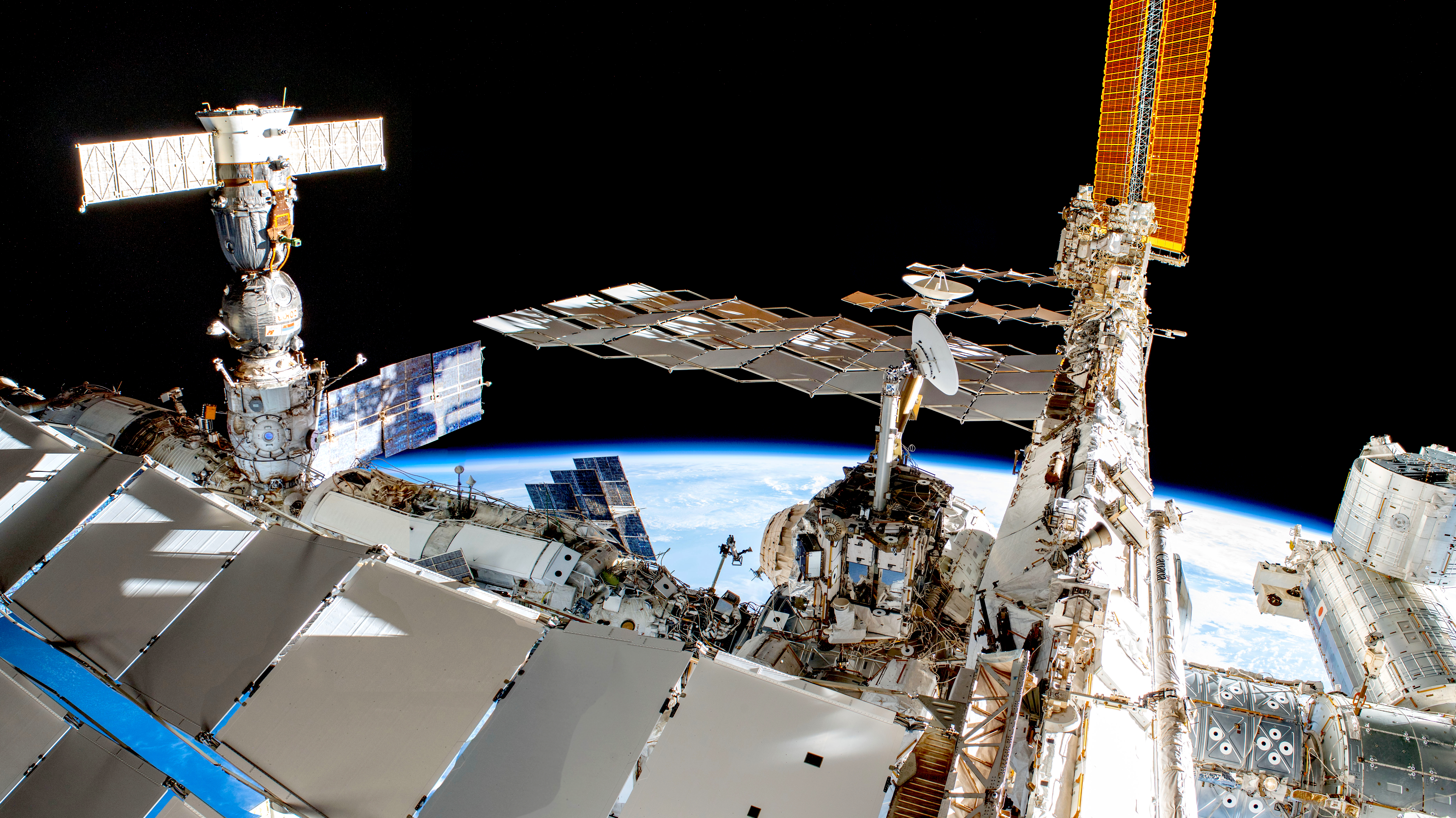 Сколько орбитальных станций в космосе сейчас. Международная Космическая станция. МКС. МКС панорама. Станция МКС.