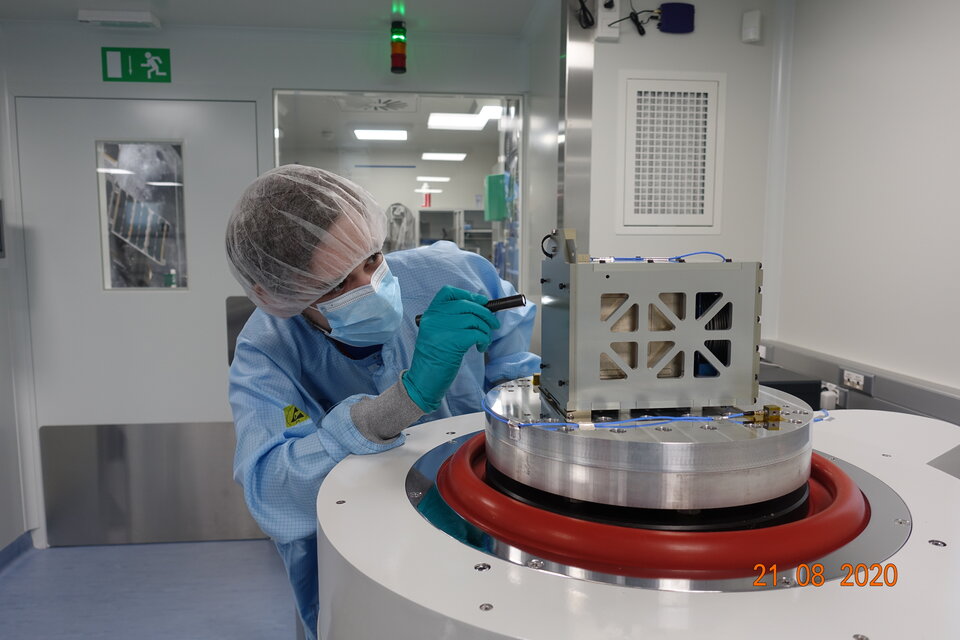 Inspecting the hardware between vibration test runs