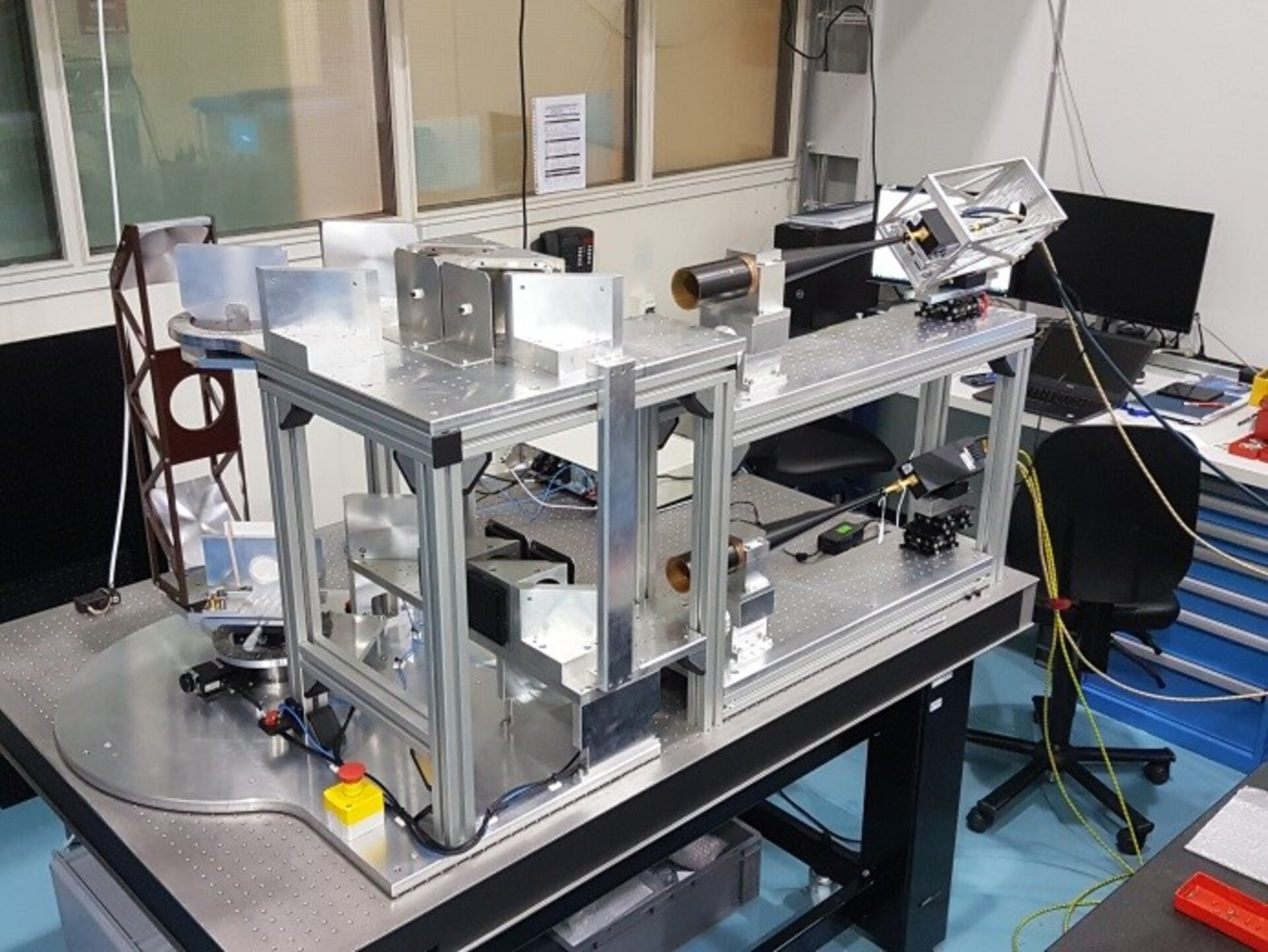 Scatterometer in the (sub)millimetre-wave Quasi Optical Test Facility 