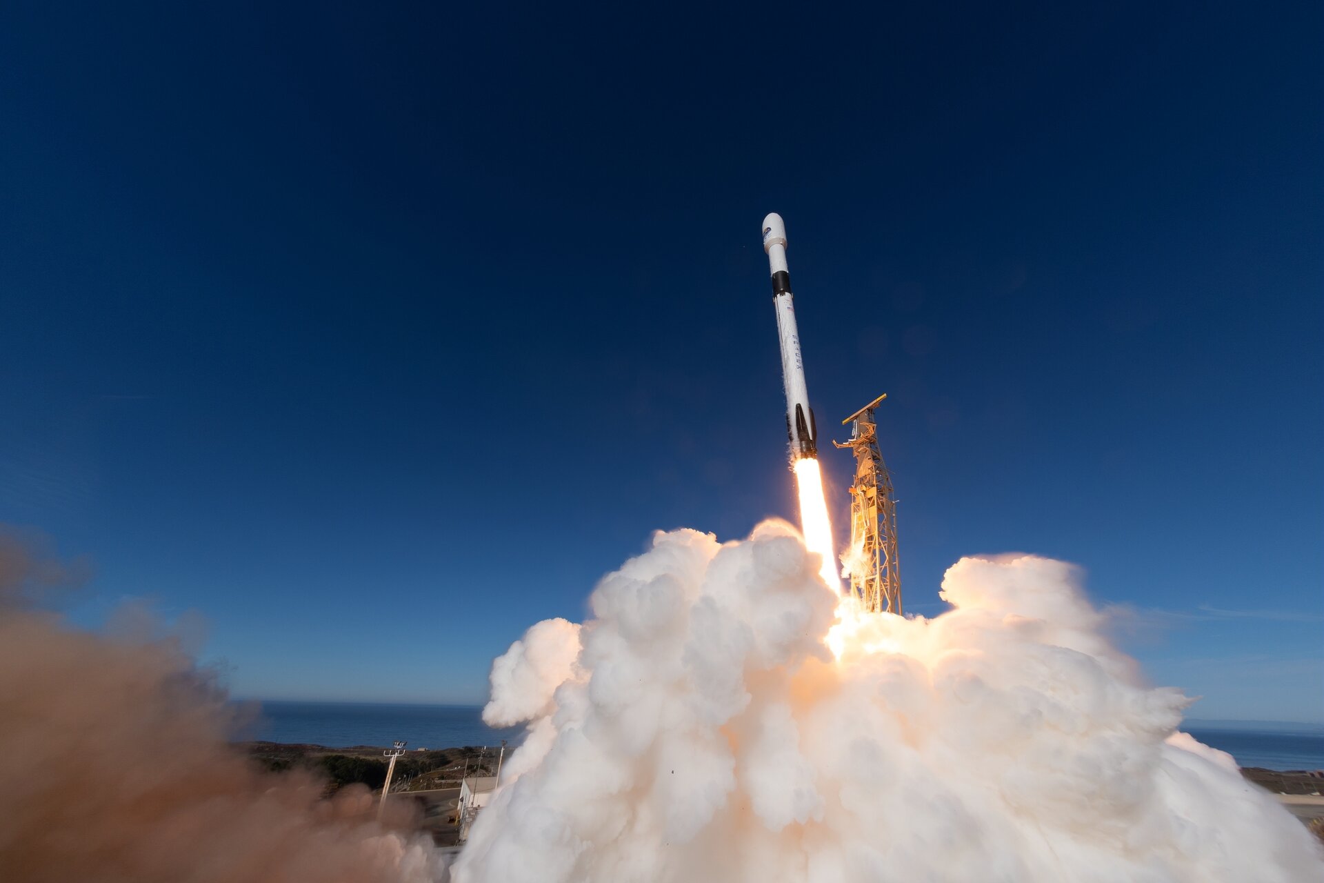 Sea-level monitoring satellite lifts off