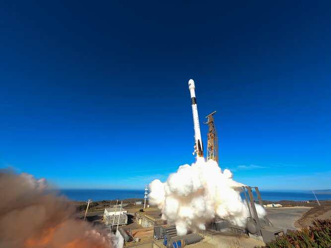 Sea-level monitoring satellite lifts off