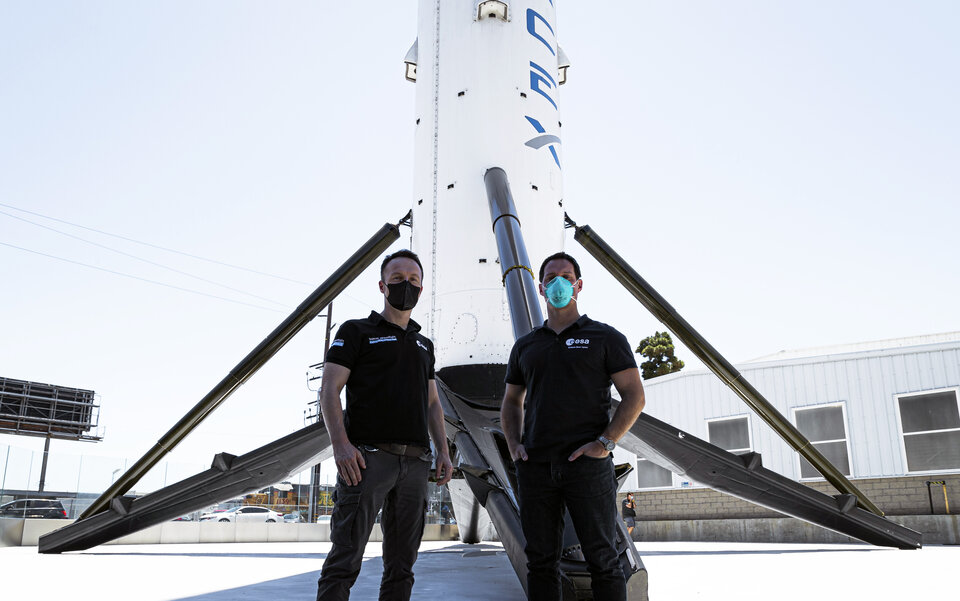 Les astronautes de l'ESA Matthias Maurer et Thomas Pesquet posent devant le premier étage d'un lanceur Falcon 9.