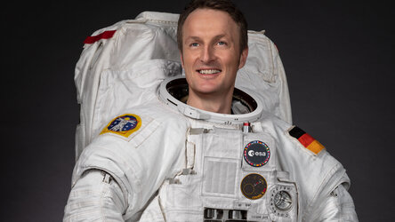 Official portrait of Matthias Maurer wearing NASA's EMU spacesuit