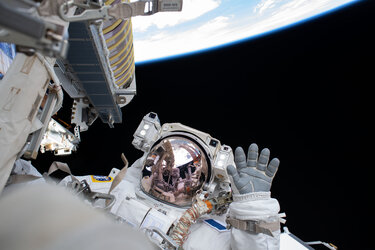 Thomas Pesquet on second Alpha spacewalk