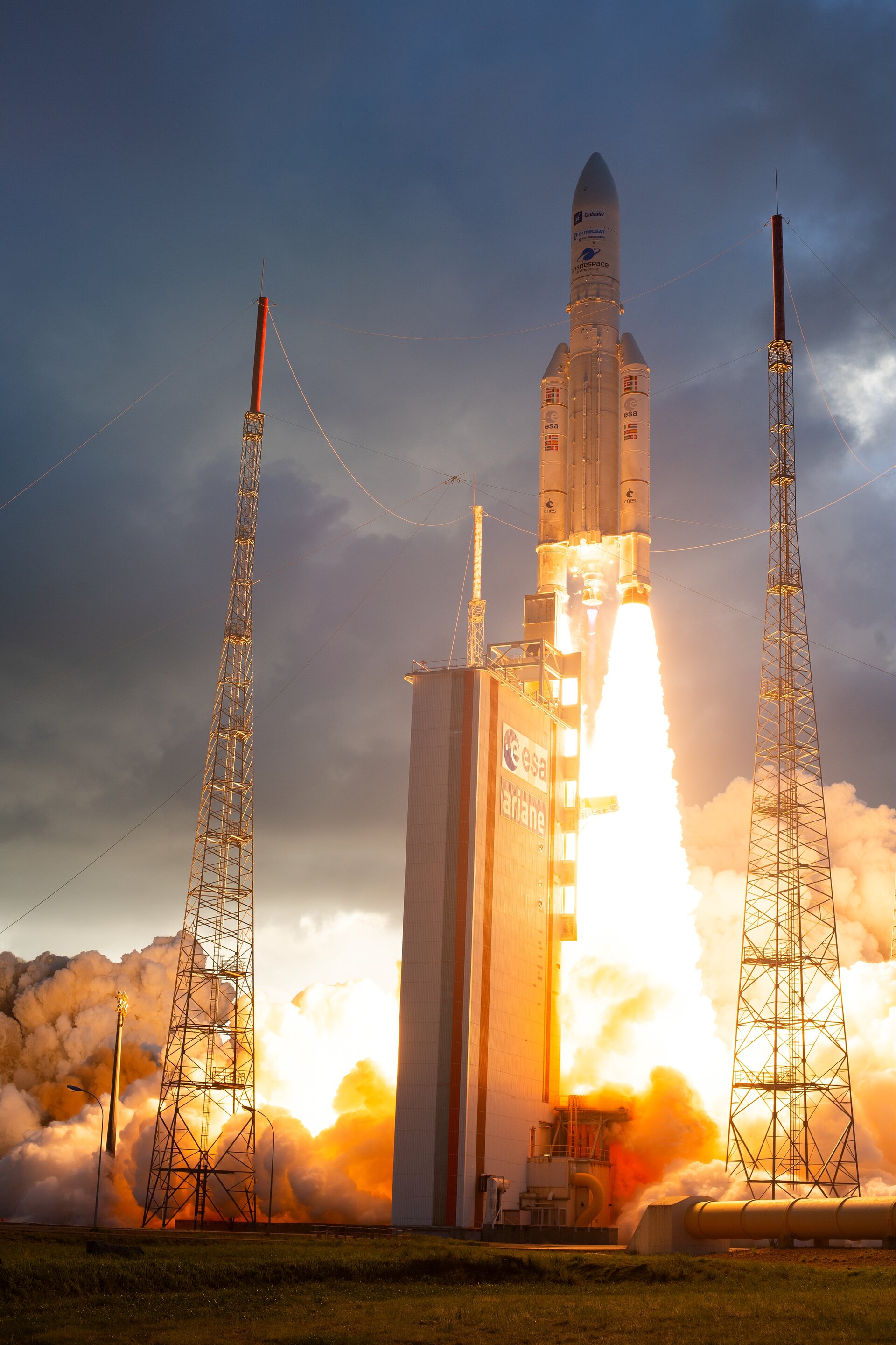 Ariane 5 flight VA254 lifted off with Star One D2 and Eutelsat Quantum from Europe’s Spaceport 