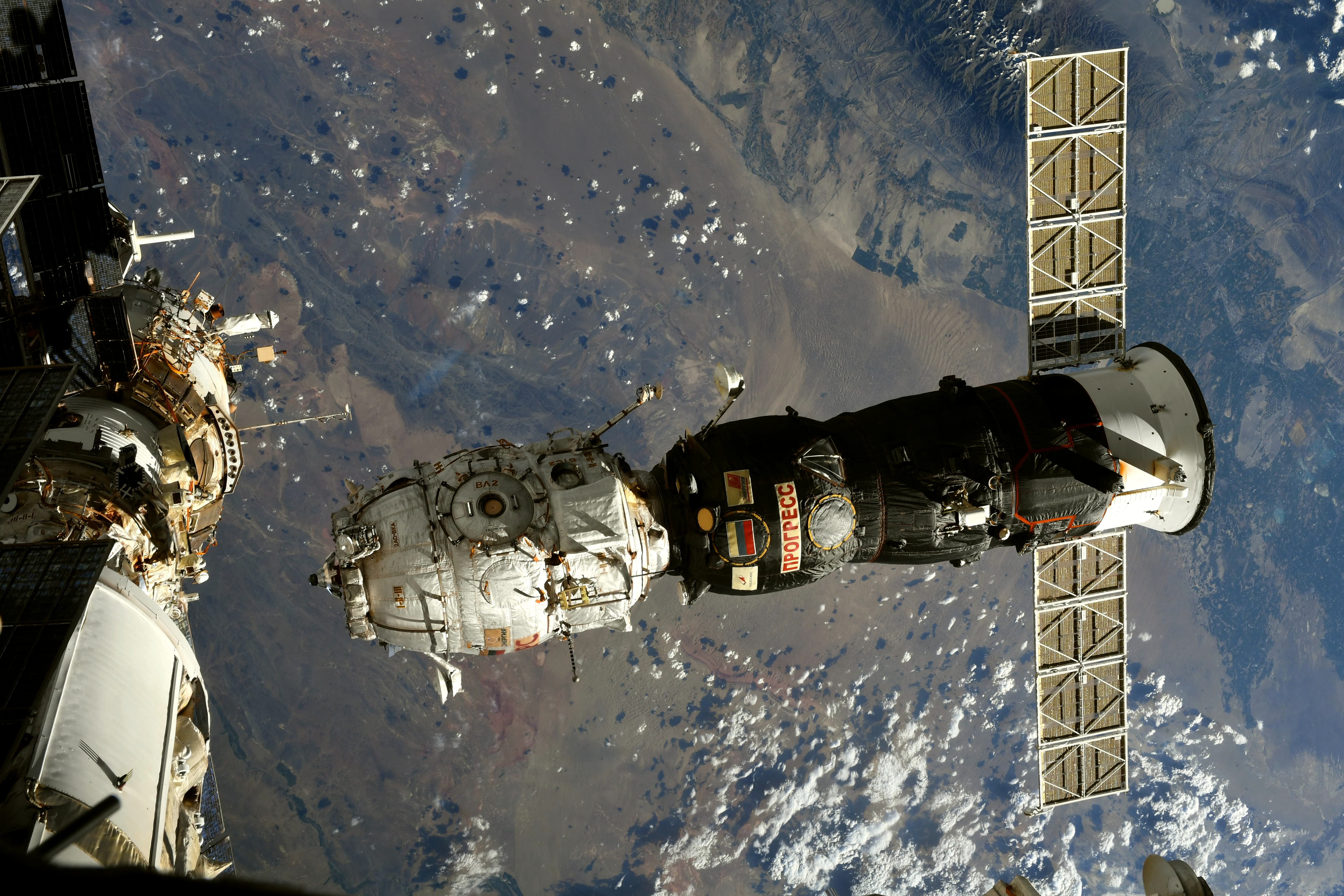 Какая космическая станция сейчас работает. Стыковочный модуль МКС. Стыковочный отсек Пирс МКС. Станция Прогресс МКС. Грузовой корабль "Прогресс МС-09".