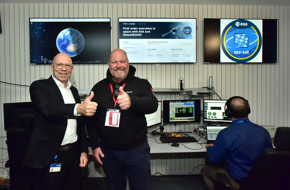 Ein erfolgreicher erster Aktienhandel im Weltraum, gefeiert von Rolf Densing (ESA) und flatexDEGIRO Geschäftsführer, Frank Niehage