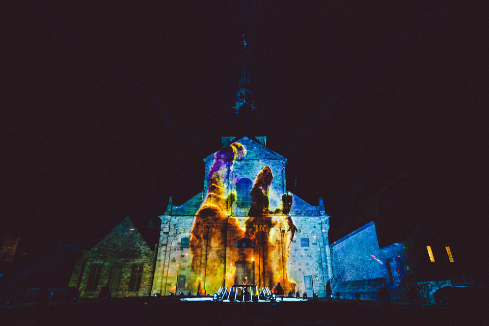 "Les Piliers de la création", l'une des images les plus connues du télescope spatial NASA/ESA Hubble, était projetée sur la façade de l'abbaye du Mont-Saint-Michel pendant le Monumental Tour. Crédit photo: Mahé Charpentier (Shotbywozniak - monumental tour ) 