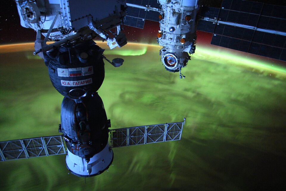 Le spectacle d'une aurore sous la Station, avec le Soyuz MS-18 “Youri Gagarine” (à gauche) et le nouveau module Nauka (à droite)