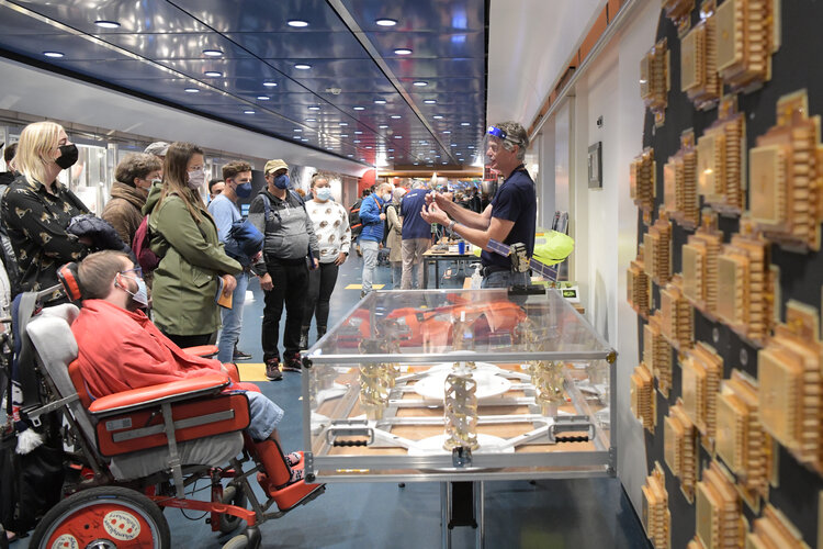 ESA Open Day 2021 - Visitors in the main corridor