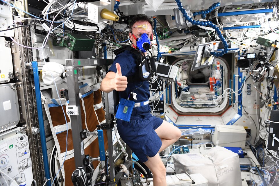 Matthias Maurer bei der Durchführung des "Metabolic Space"-Experiments 