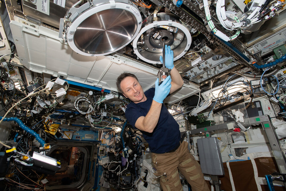 Exchanging samples in the Materials Science Lab (MSL)