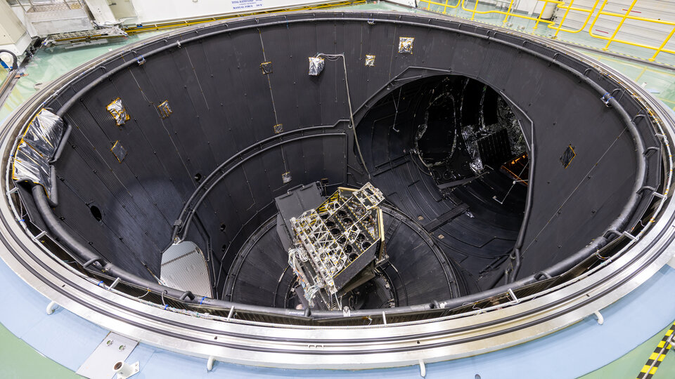 Plato optical bench entering the Large Space Simulator (ESTEC) for the thermos-elastic deformation test (TED).