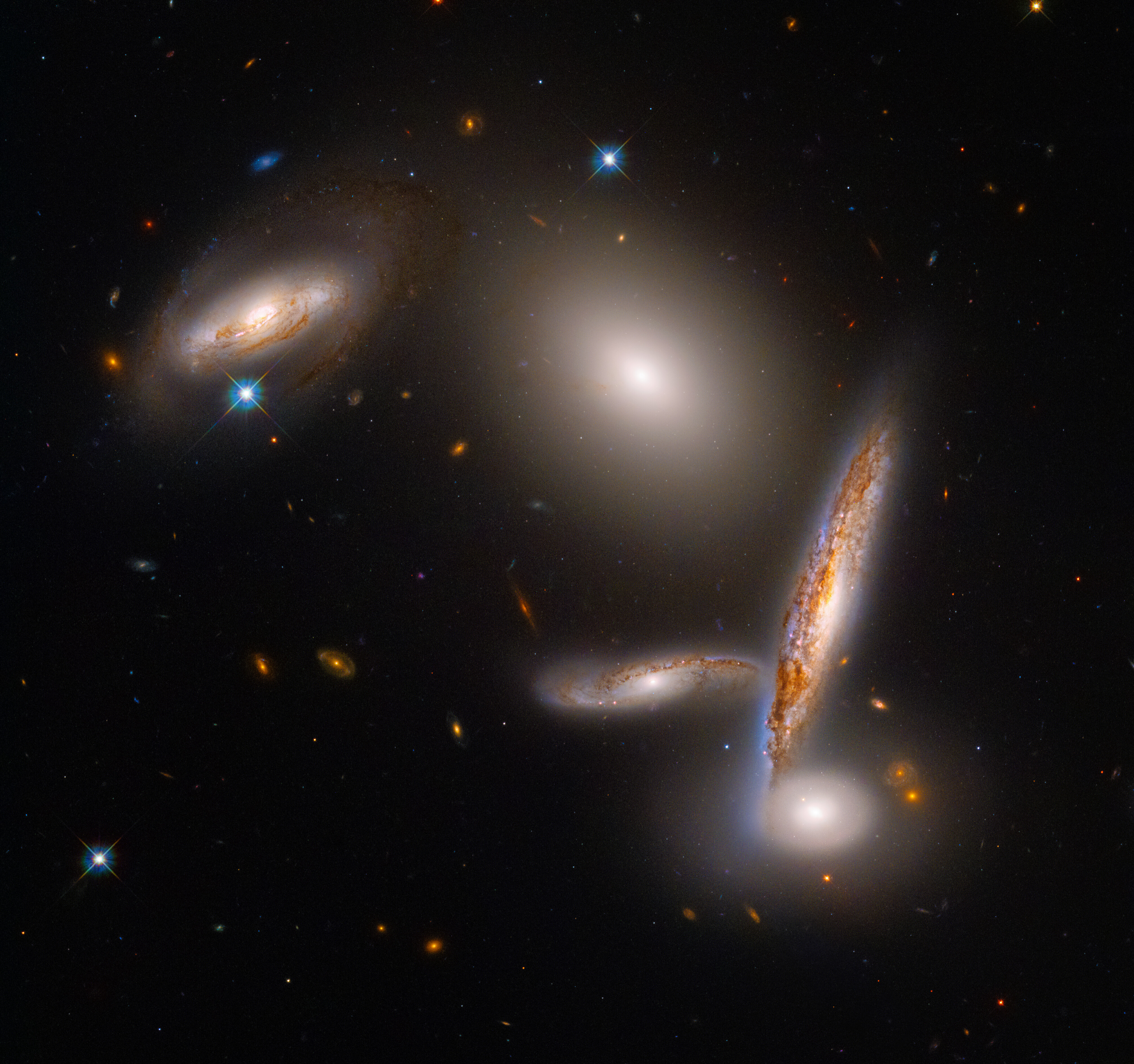 Стационарные звезды. НАСА телескоп Хаббл. Телескоп Хаббл скопление галактик. Телескоп Хаббл снимки 2022. Снимок телескопа Хаббл скопление галактик.