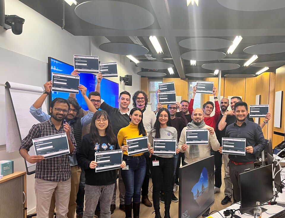 Uni.Lu students with their certificates