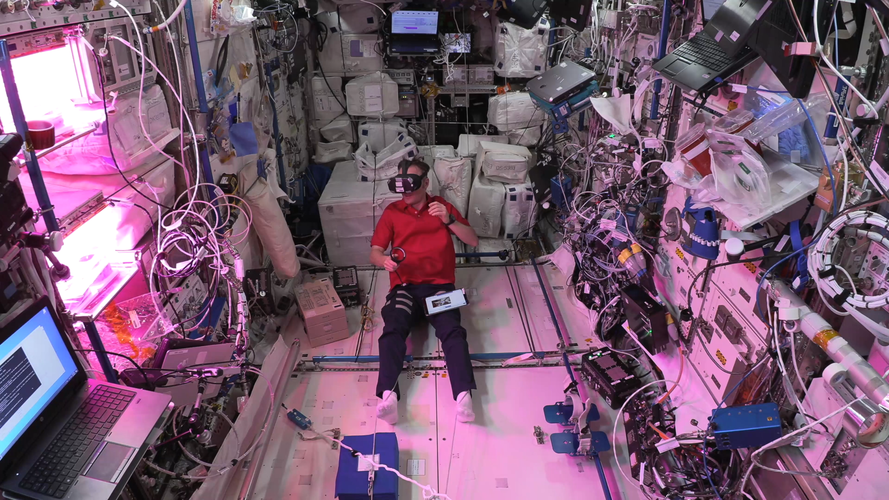 Matthias Maurer tests technology for virtual reality training in orbit