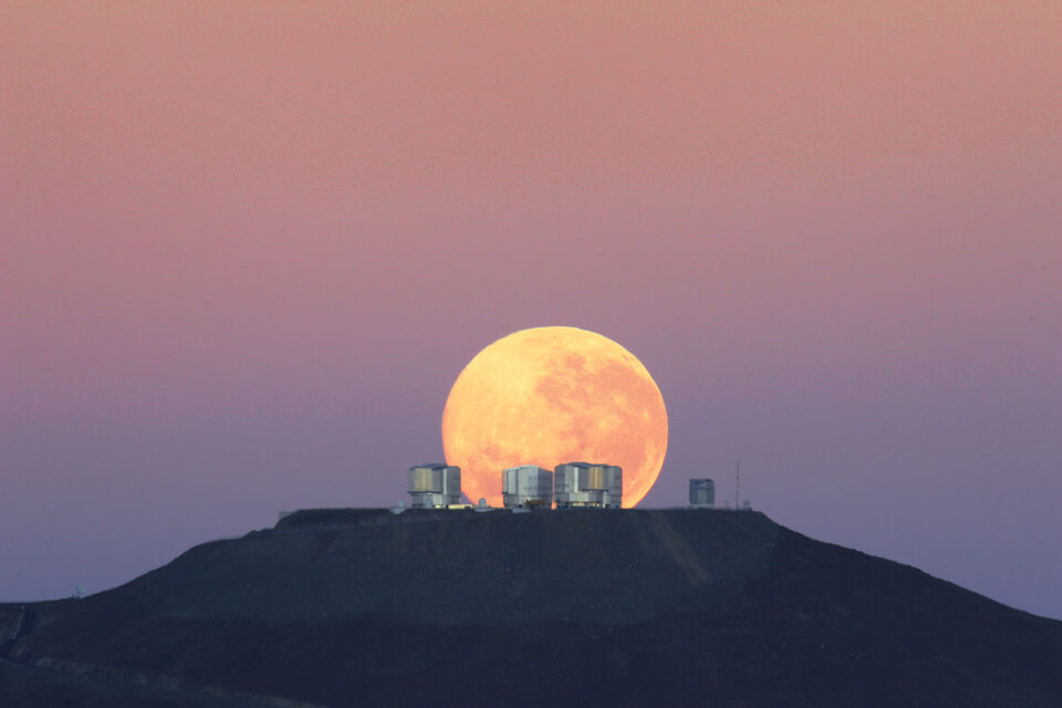 Драматический закат луны позади ESO