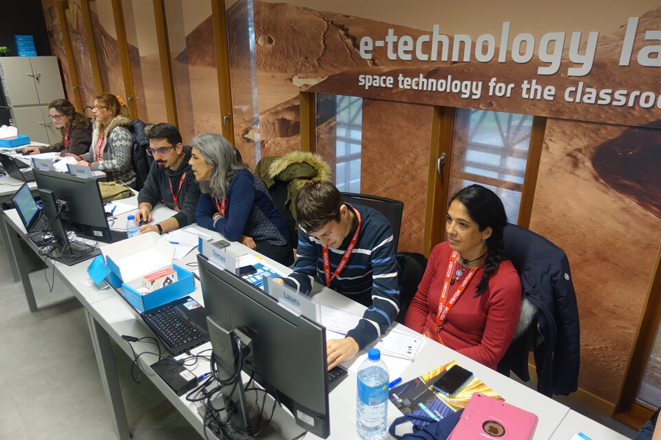 terras spreiding cel ESA - Applications open for new e-technology lab secondary teacher workshops  on Technology and Robotics