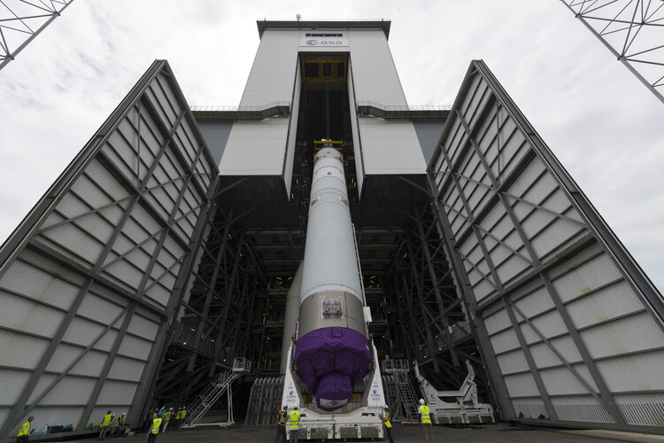 Ariane 6 central core transfer and verticalisation