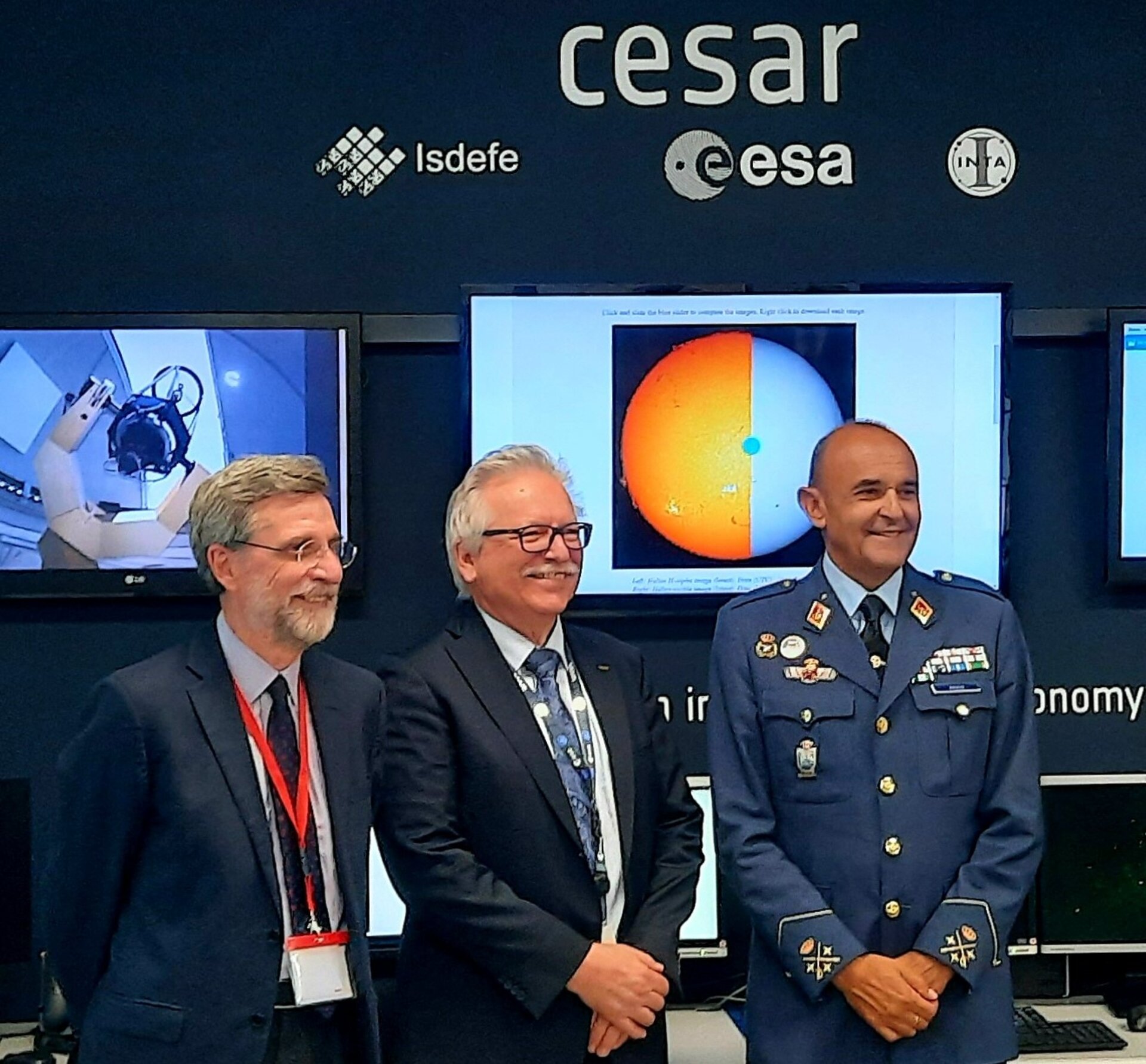 El Director de Ciencia de la ESA, el Consejero Delegado de ISDEFE y el Director General de INTA, durante la visita a las instalaciones del proyecto CESAR en ESAC.