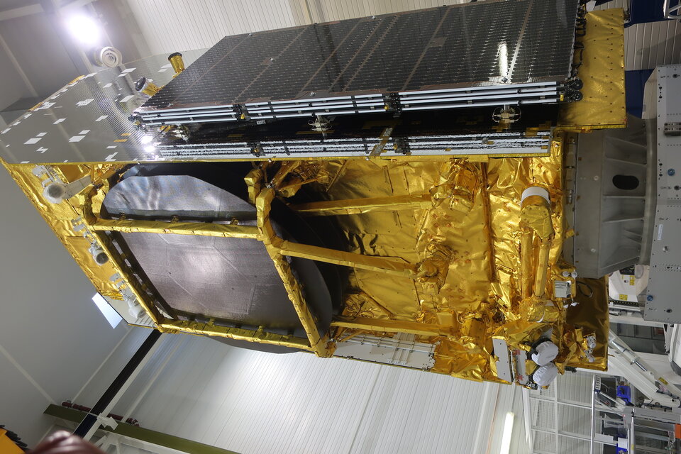 Dokončená družice Eutelsat Hotbird 13F
