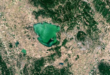 Lake Trasimeno, the fourth largest lake in Italy, is featured in this week’s image.