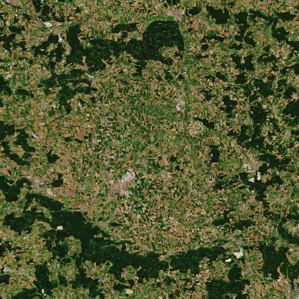 Der 24 km große Ries Krater in Süddeutschland. Auf der Erde sind die meisten Einschlagskrater gut getarnt.