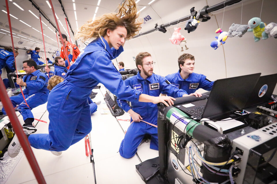 Supervising a 3D regolith printer in flight 