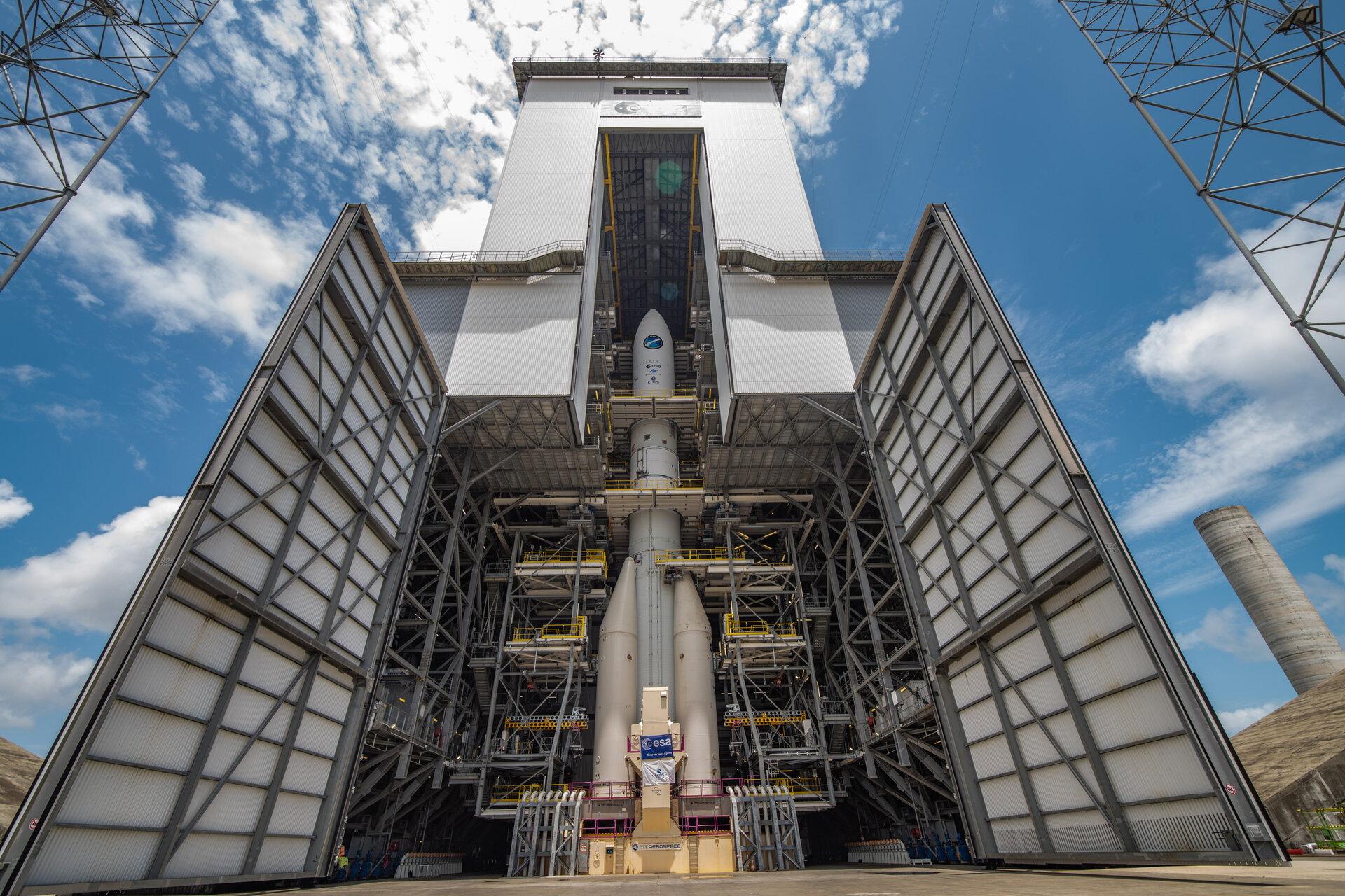 ARIANE 6 fully stacked