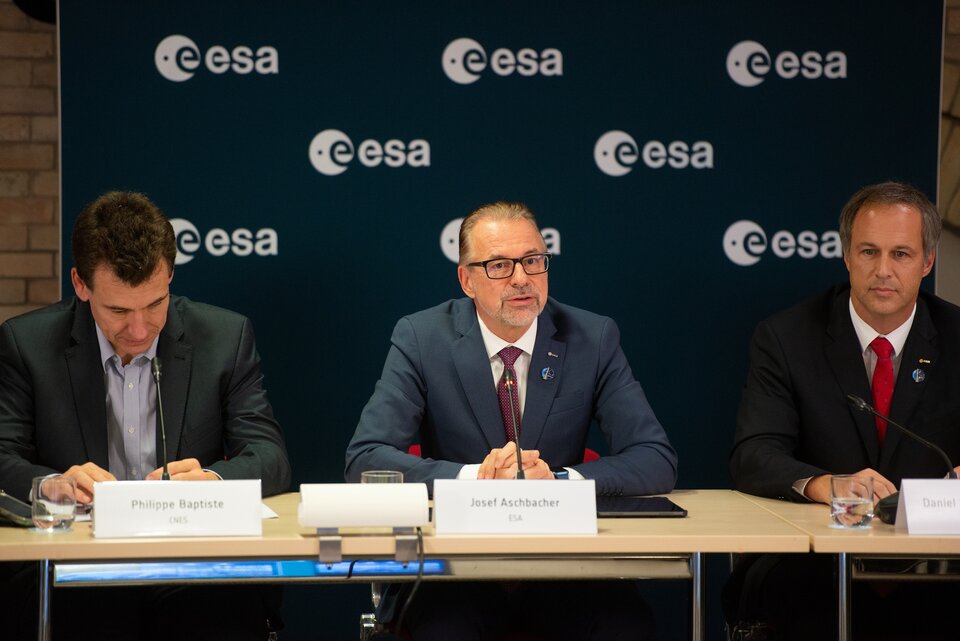 Tiskový brífing k Ariane 6: generální ředitel ESA Josef Aschbacher (uprostřed) s ředitelem kosmické dopravy v ESA Danielem Neuenschwanderem (vpravo) a ředitelem CNES Philippem Baptistem
