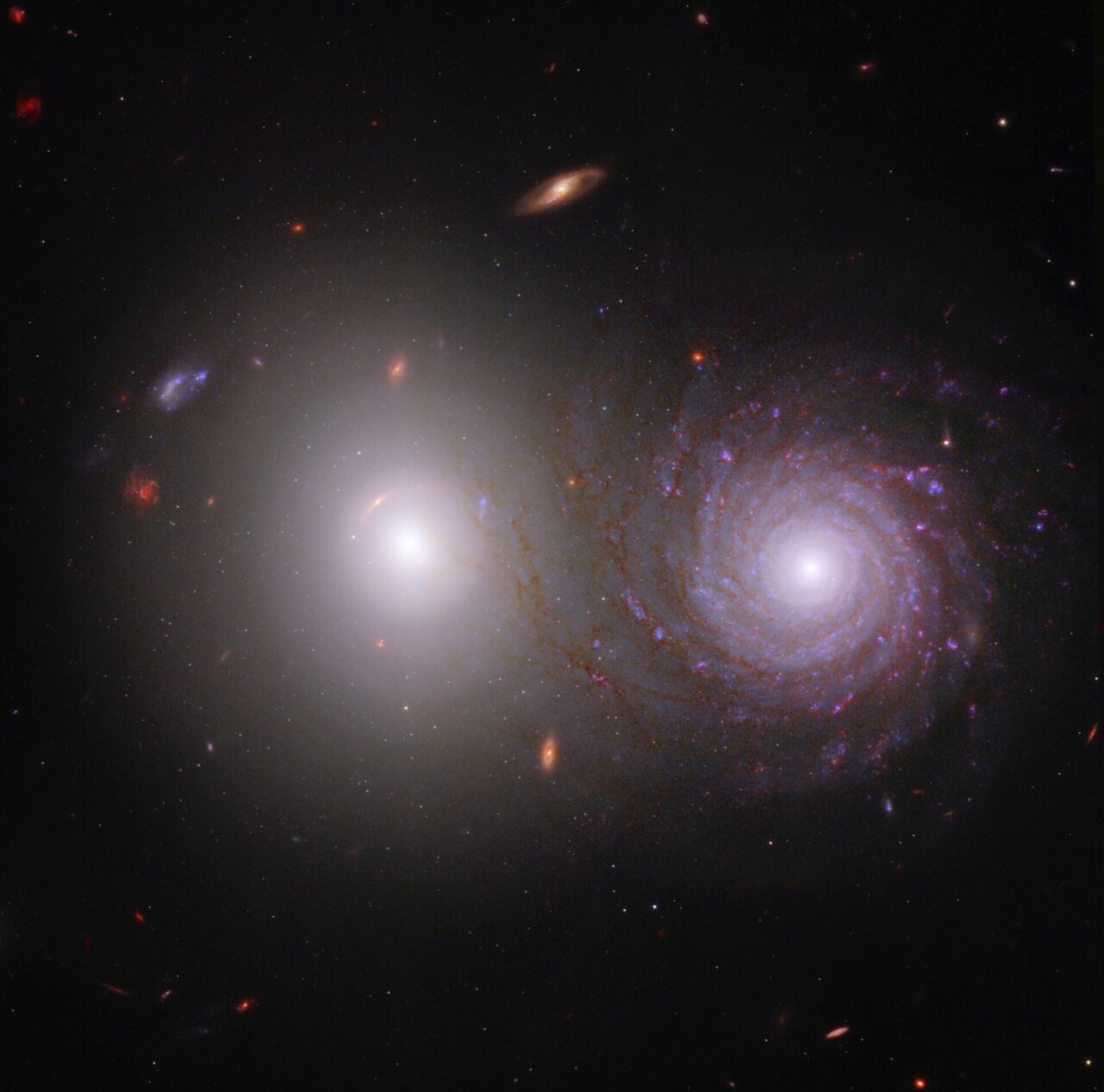 VV 191 galaxies en interaction (image composite Web et Hubble)