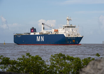MTG-I1 transport ship arrives in Kourou