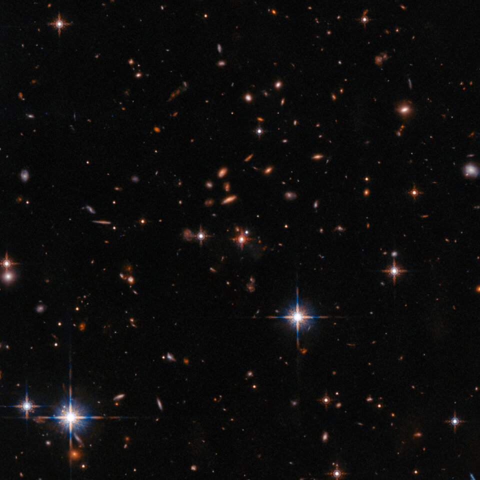 Wide field Hubble view of extremely red quasar SDSS J165202.64+172852.3
