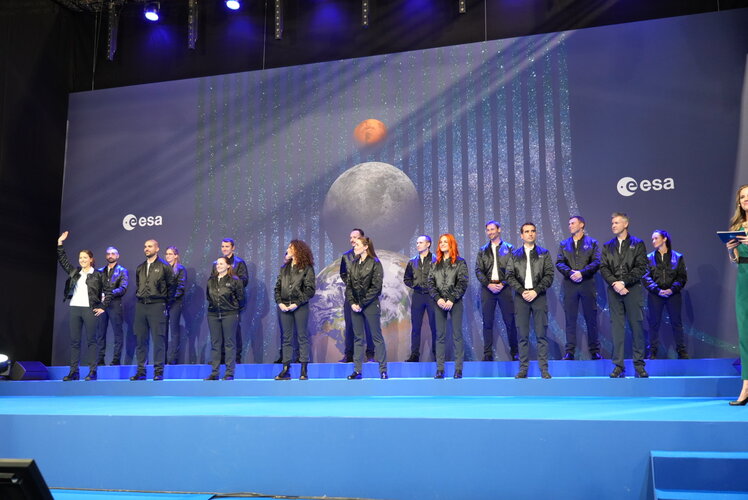 ESA stellt neue Klasse europäischer Astronautinnen und Astronauten vor