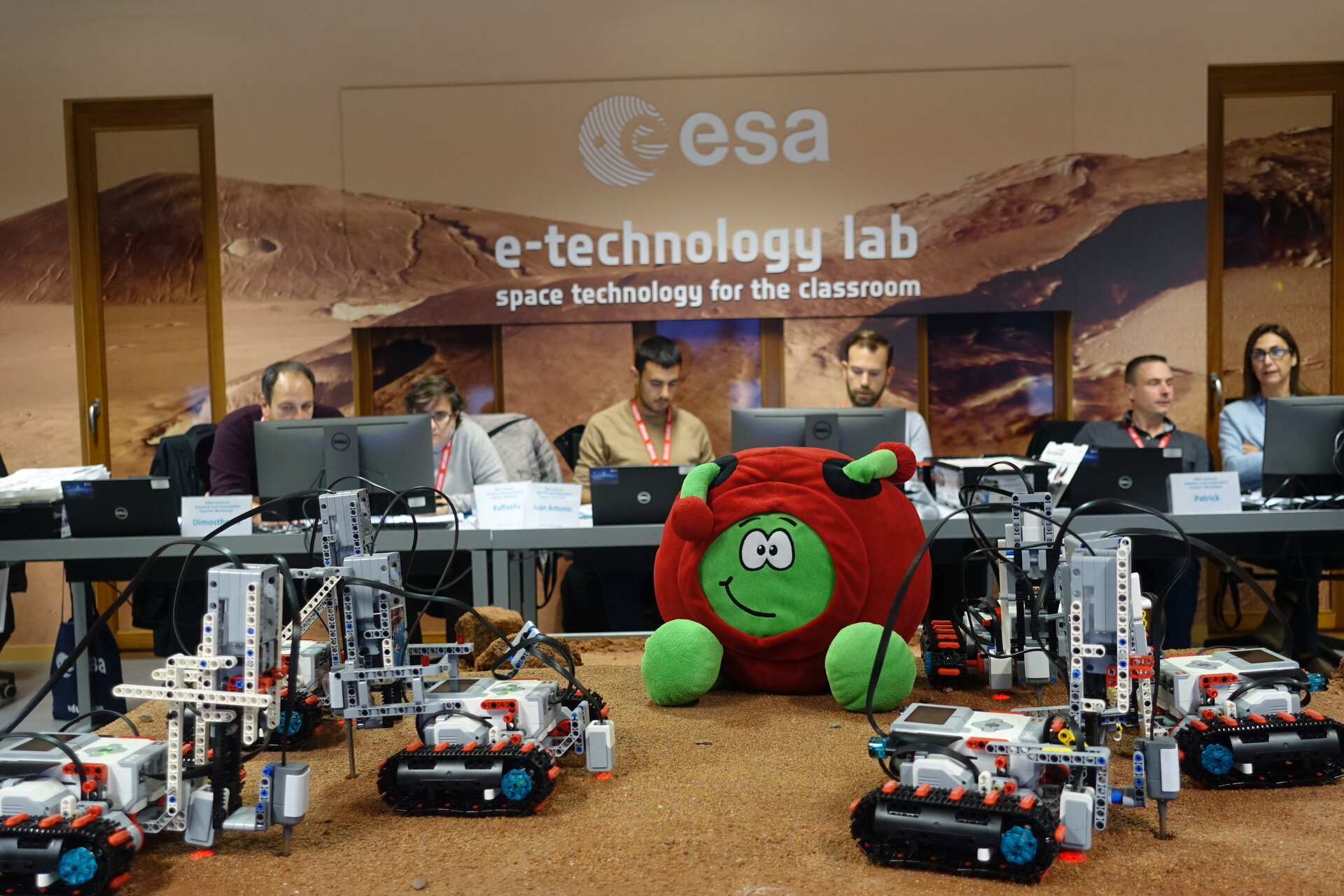 terras spreiding cel ESA - Applications open for new e-technology lab secondary teacher workshops  on Technology and Robotics