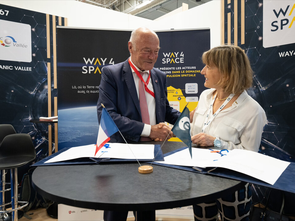 Alain Rousset, président de Way4Space, et Géraldine Naja, directrice Commercialisation, Industrie et Contrats (D/CIP) de l'ESA