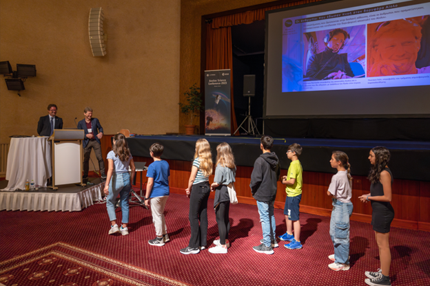 A queue of enthusiastic students lines up to ask questions to Aeolus Mission Manager, Tommaso Parrinello, and ESA’s Head of Atmospheric Section, Thorsten Fehr