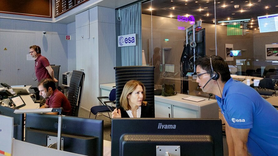 Aeolus teams take part in the first ever assisted reentry simulations at ESA mission control